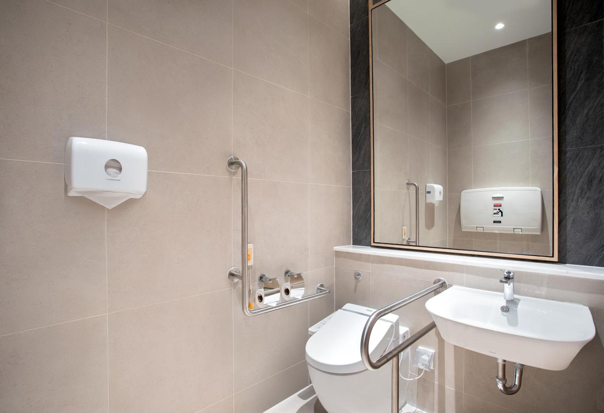 Studio King Suite Accessible